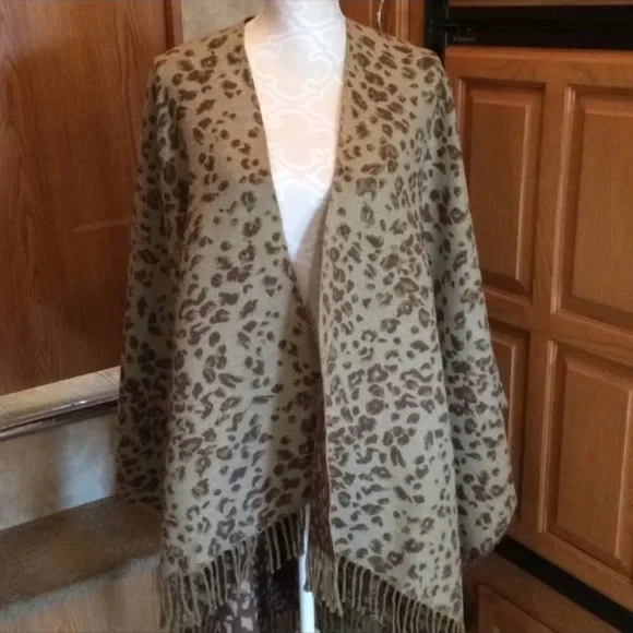 Leopard Print Fringe Pashmina Reversible Wrap Poncho - Picture 5 of 8